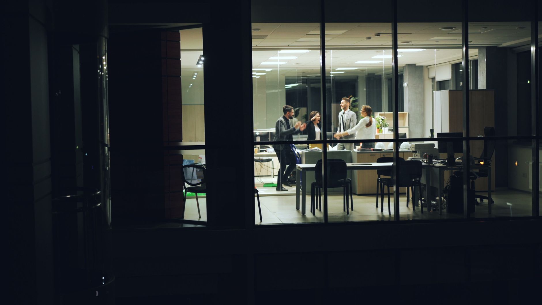 Espacio de trabajo iluminado visto desde el pasillo