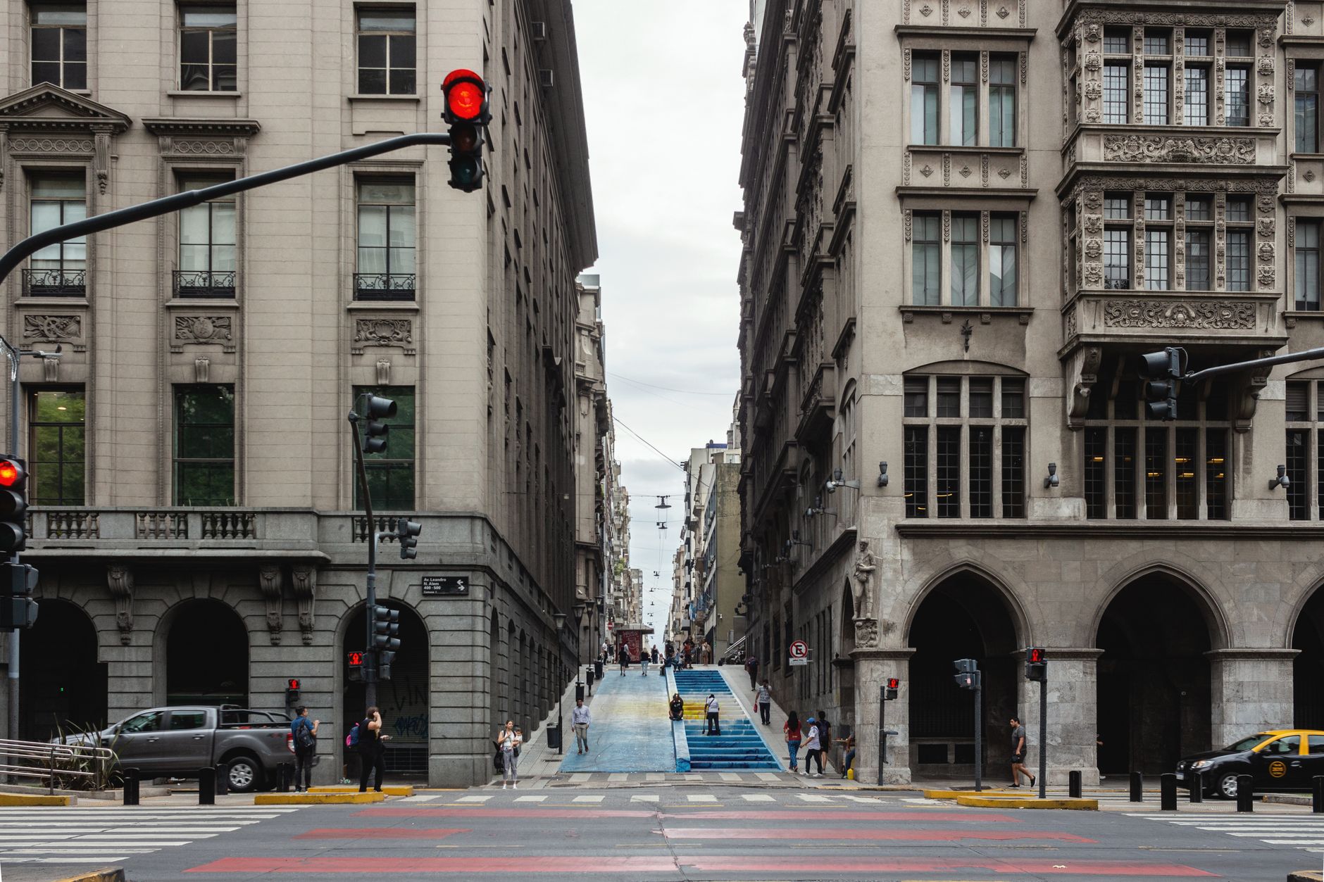 Esquina de Buenos Aires con locales de planta baja