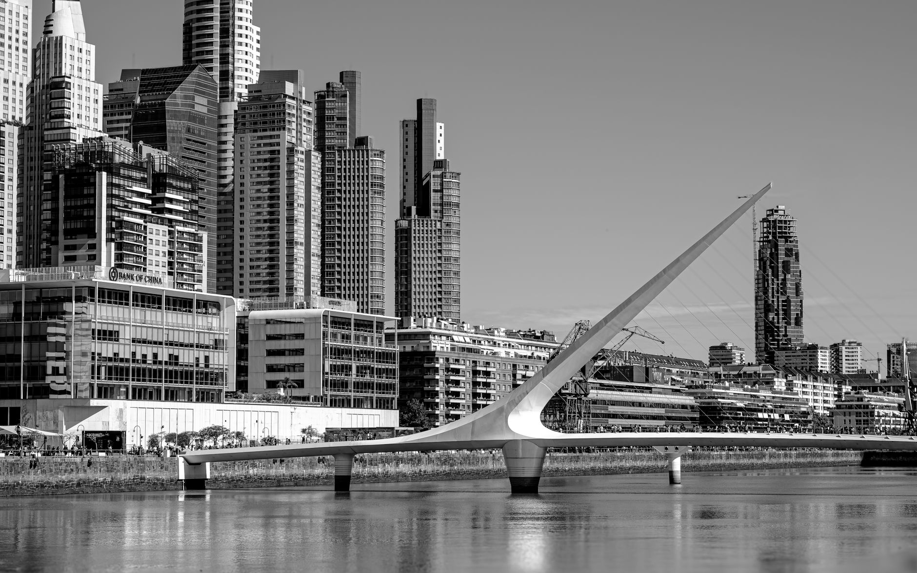 Puente de la Mujer y edificios sobre el río, Buenos Aires